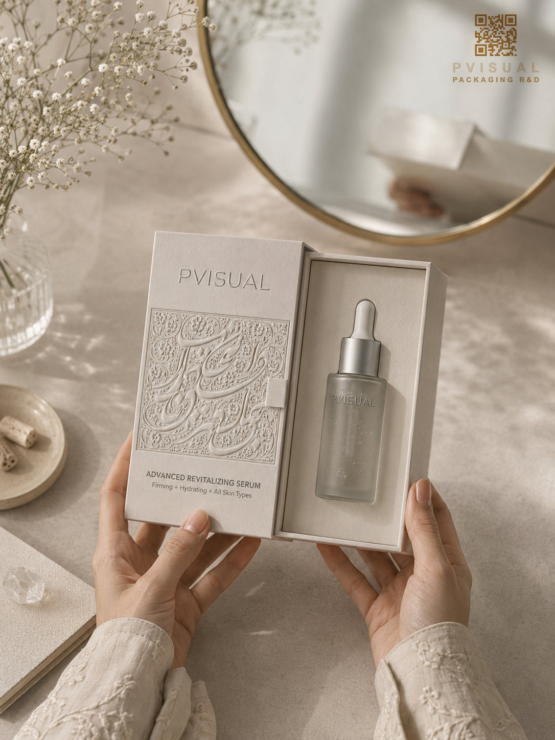 نمایش و ارائه بسته‌بندی لوکس سرم جوانساز پی‌ویژوال (Advanced Revitalizing Serum) همراه با تایپوگرافی برجسته فارسی در کیس استادی برند PVISUAL